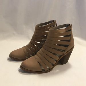 Hinge Dresden Caged Leather Bootie In Tan